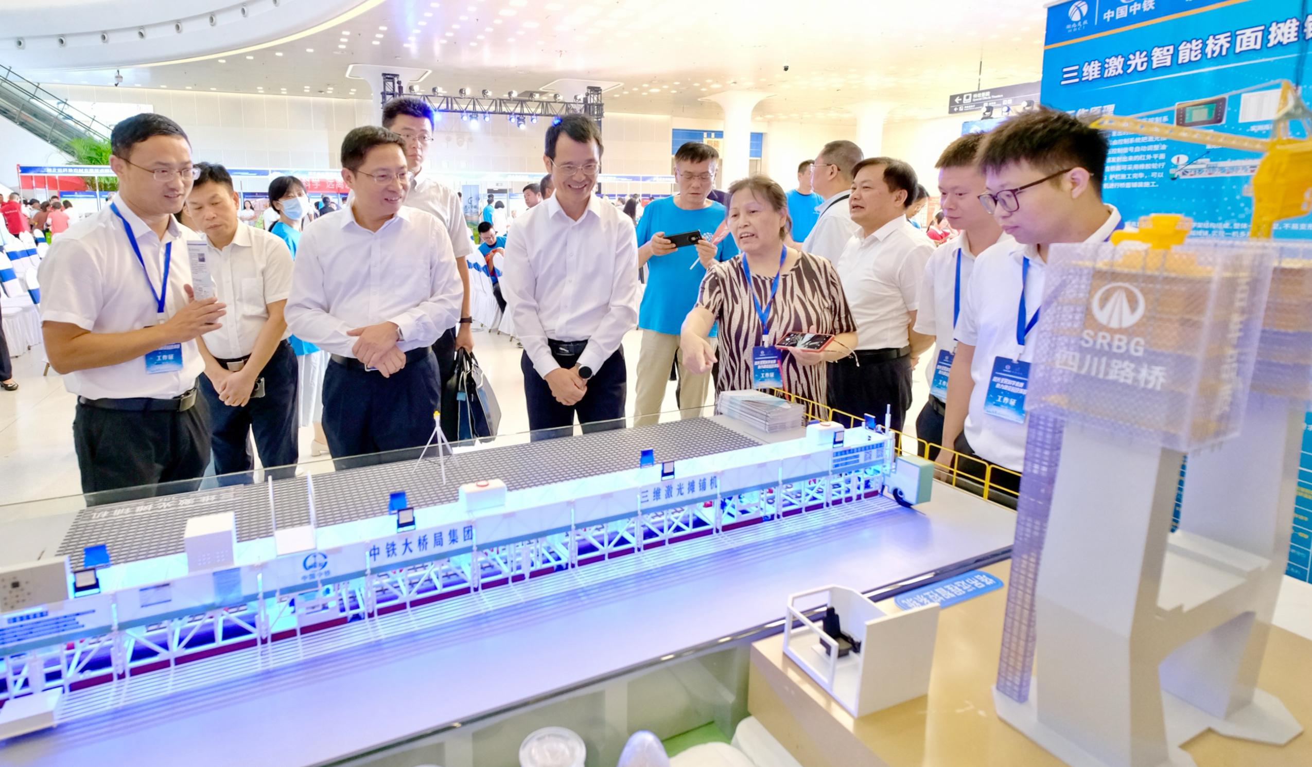省政协党组成员、副主席王兴於，省科协党组书记、副主席周德文等领导同志参观主场活动科普展示区
