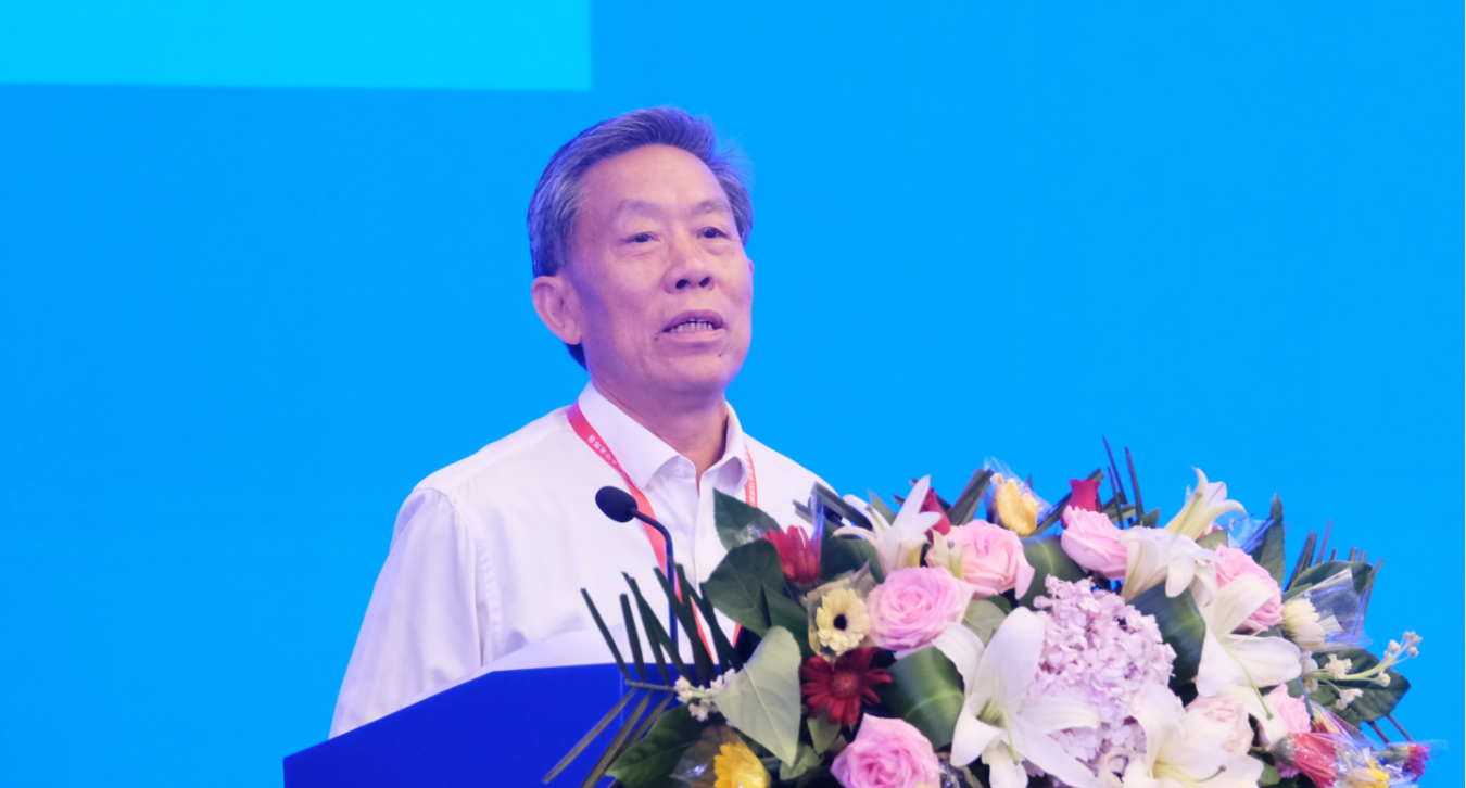 湖北省政协原副主席、湖北省老科技工作者协会会长郭跃进作主旨报告