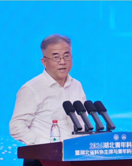 湖北省科协党组成员、副主席孙击翔主持2024湖北青年科技论坛