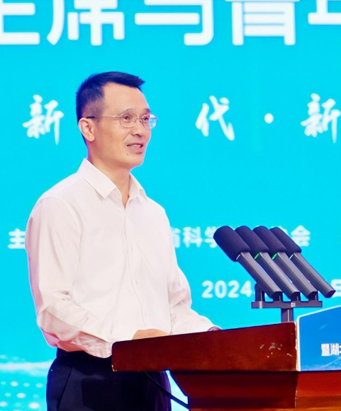 湖北省科协党组书记、副主席周德文主持活动