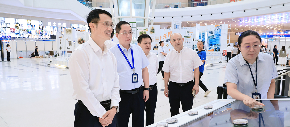 启动式后，省科协党组书记、副主席周德文参观主场科普展示区