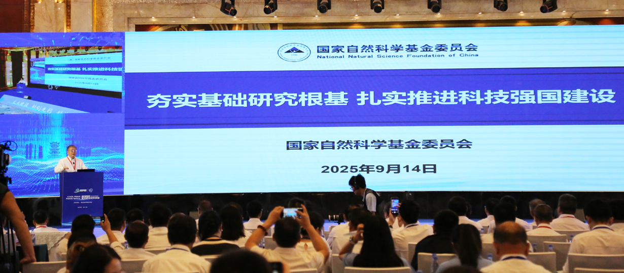 中国科学院院士，国家自然科学基金委员会副主任，肿瘤生物学家张学敏作主旨报告