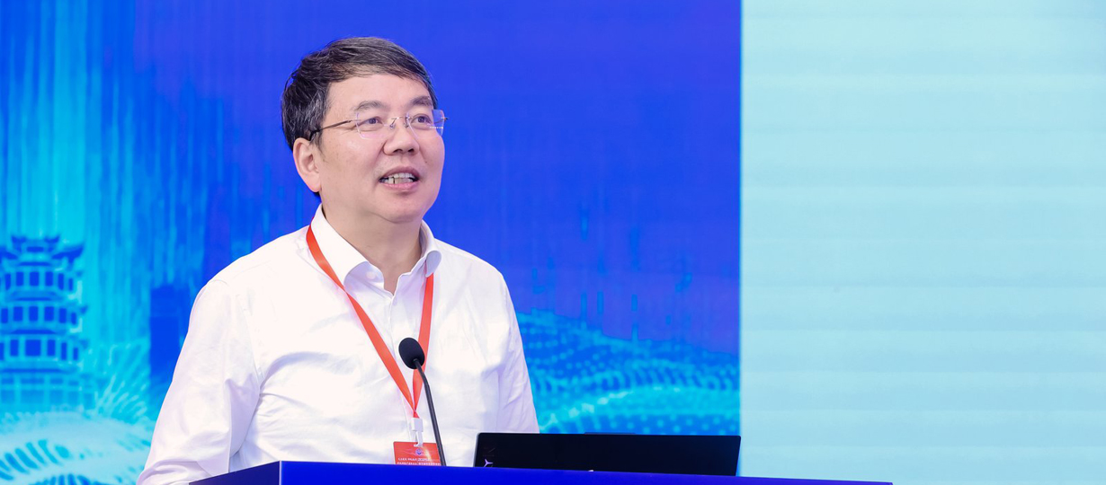 中国科学院院士，华中科技大学学术委员会主任，机器人与智能制造专家丁汉作主旨报告
